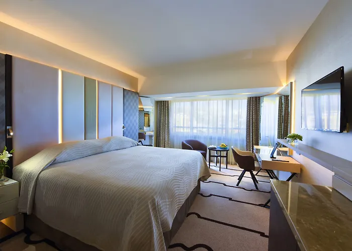 מלון Four Seasons 5*